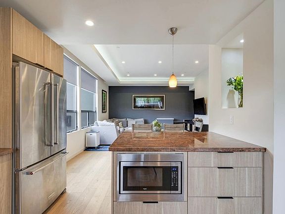 5th image of 2222 Montrose Ave Unit B