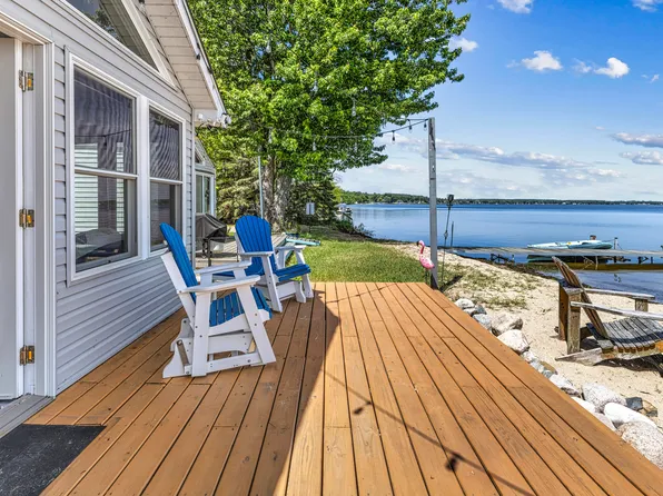 204 Broadway Rd, Houghton Lake, MI 48629