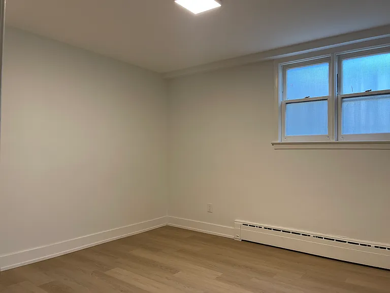 2566 Lake Shore Blvd W — Photo 7