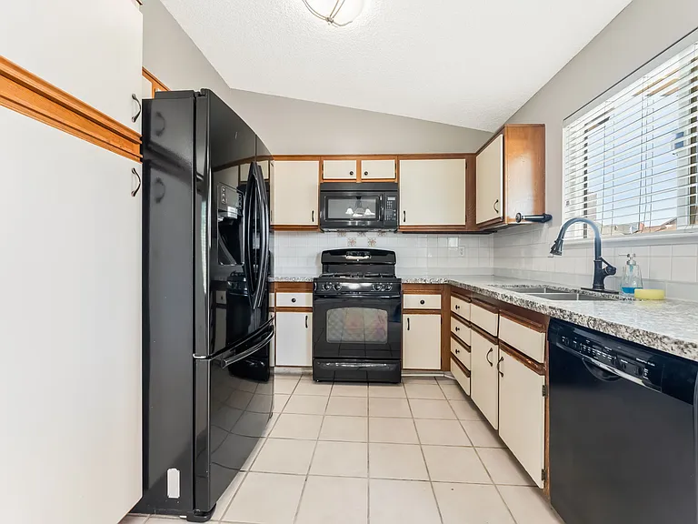 1925 Saint Lawrence Dr — Photo 11
