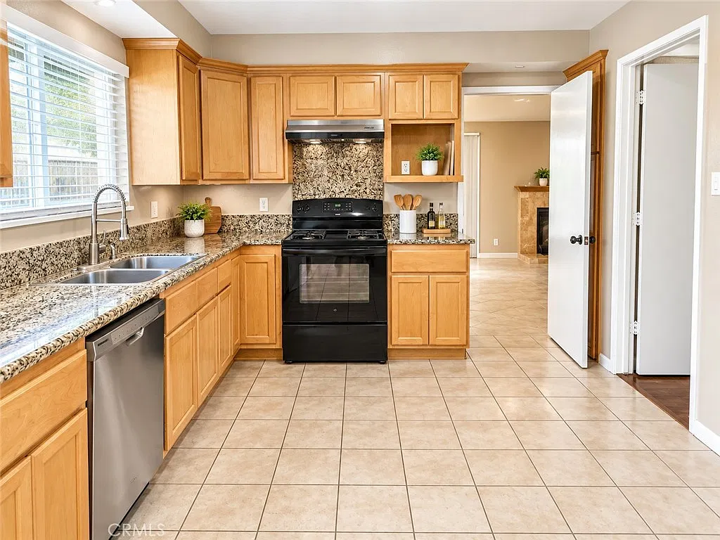 4 bed, 1361 sqft, $3,800 — Photo 3