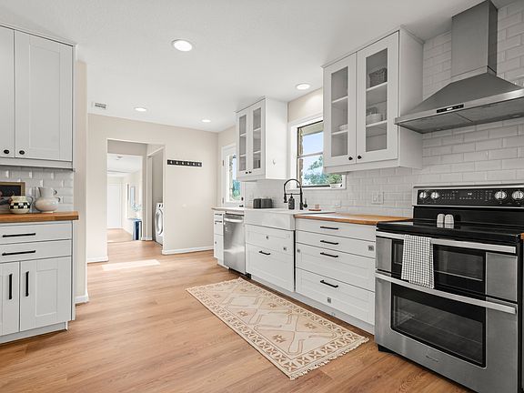 4th image of 414 Windsong St