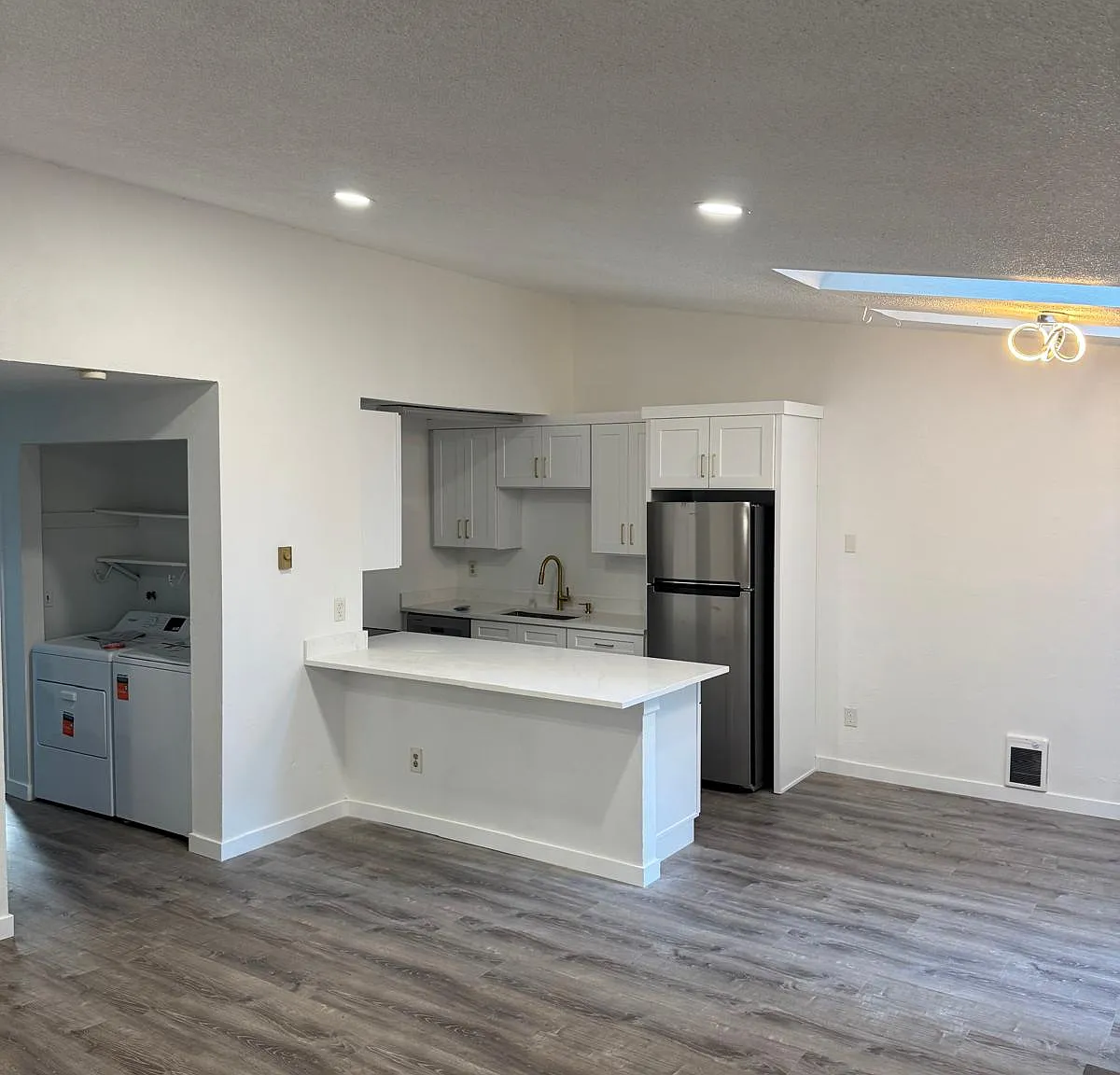 2 bed, 800 sqft, $2,000 — Photo 1