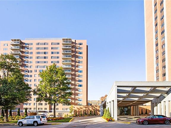 3rd image of 221 W 48th St APT 1903