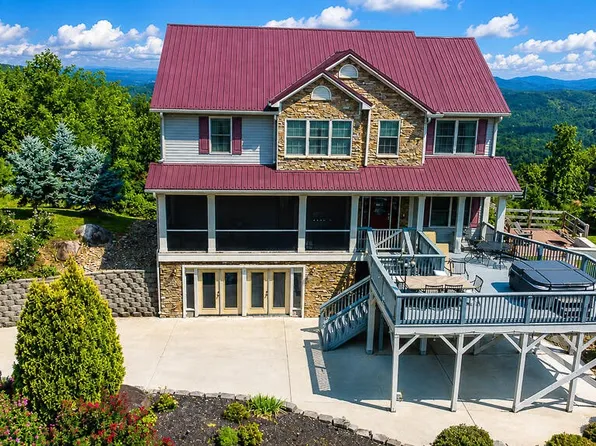 706 Chestnut Dr, Gatlinburg, TN 37738
