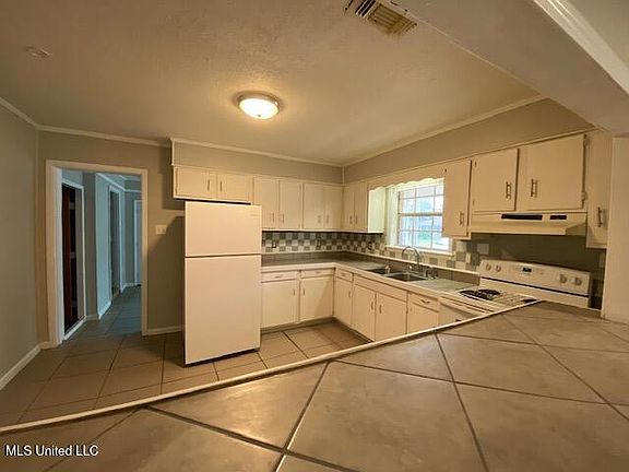 3rd image of 1304 Poplar Ave