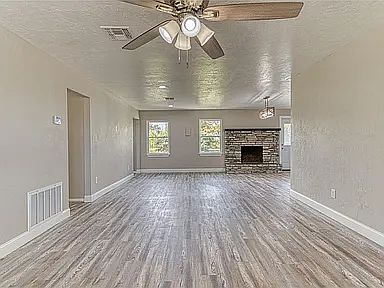 5th image of 330 NW Compass Dr