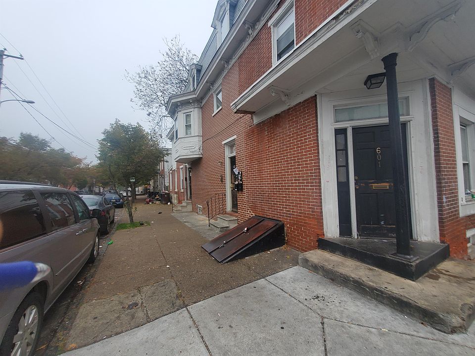 1st image of 601 E 10th St #3