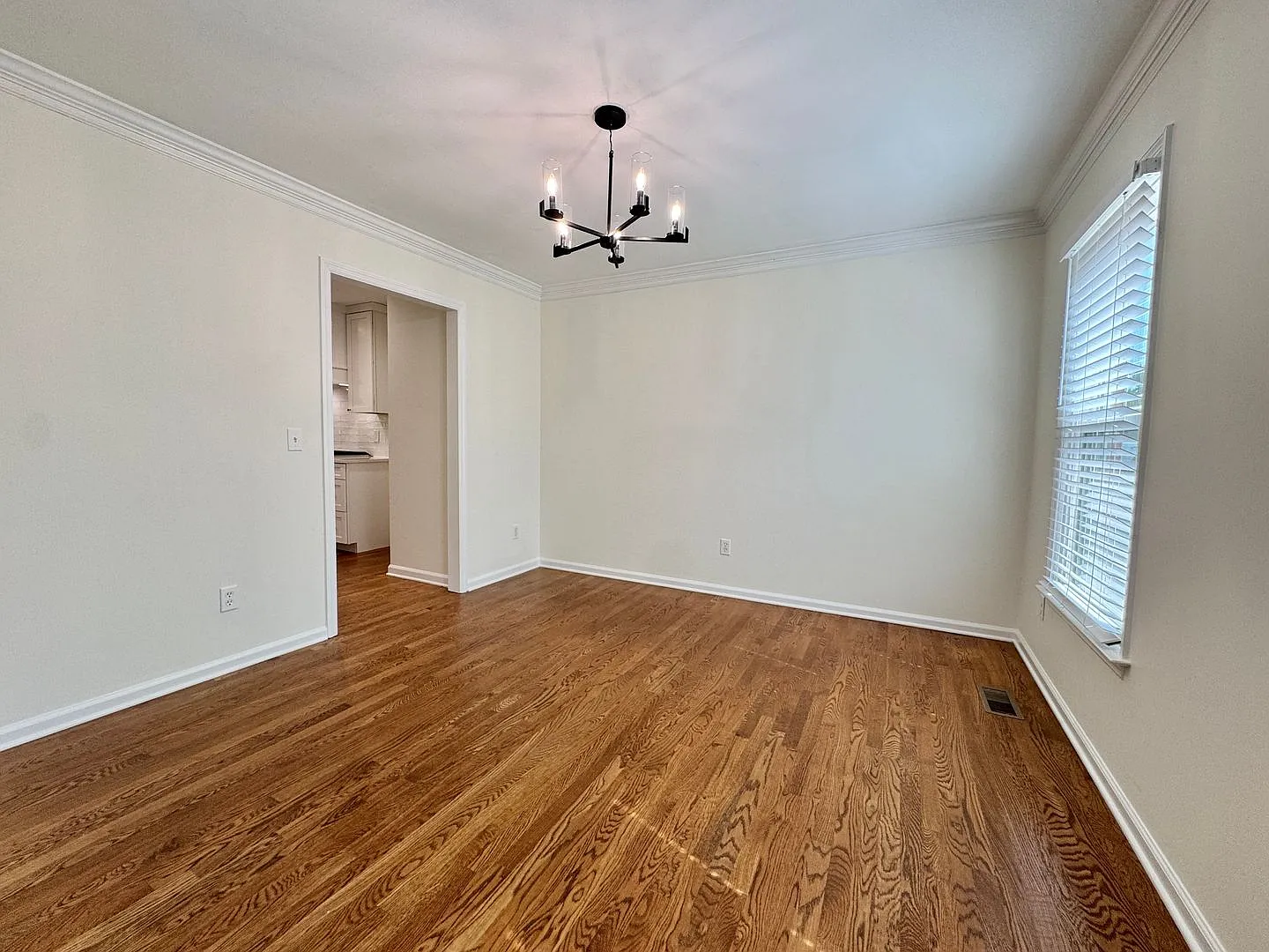 4 Bedroom Home w/ Luxury Kitchen in Downtown Franklin. — Photo 4