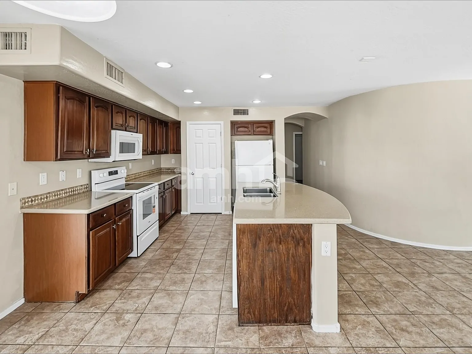 4 bed, 3.0 bath, 2485 sqft, $2,160 — Photo 4