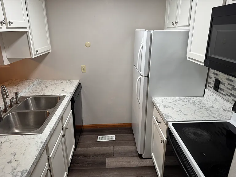 408 Lyle Dr — Photo 3
