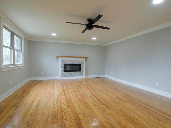3rd image of 3907 Valley View Dr