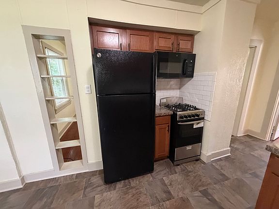 3rd image of 2727 Winter St