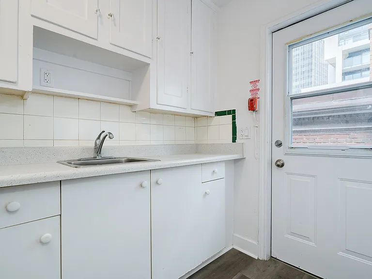2107 Yonge St #2 — Photo 2