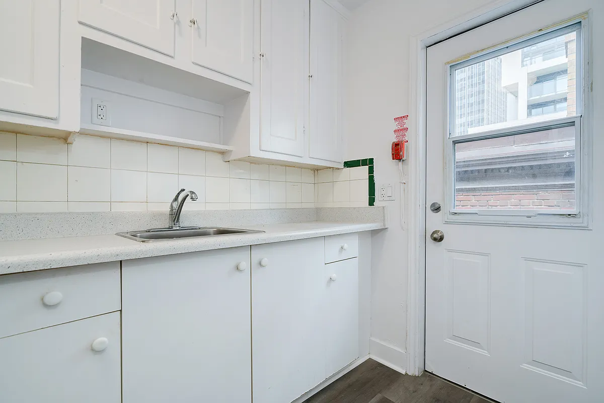 Building Photo - 2107 Yonge St #2