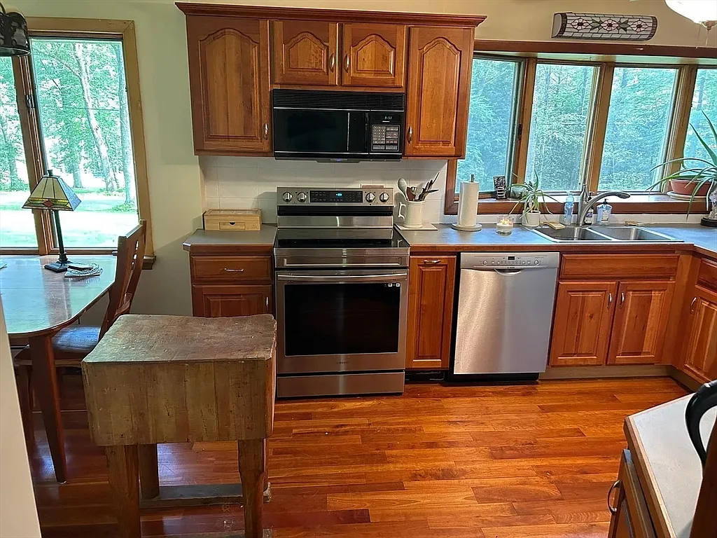 3 bed, 2.0 bath, 2182 sqft, $3,000 — Photo 4