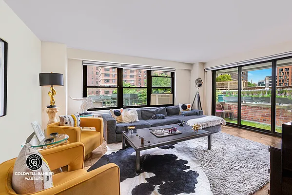 Rented by Coldwell Banker Warburg | media 9