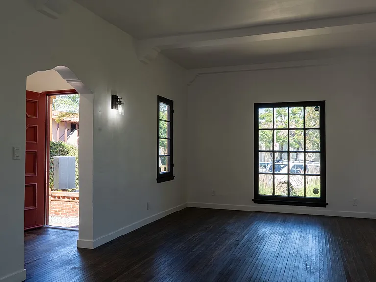 1521 S Stanley Ave — Photo 6