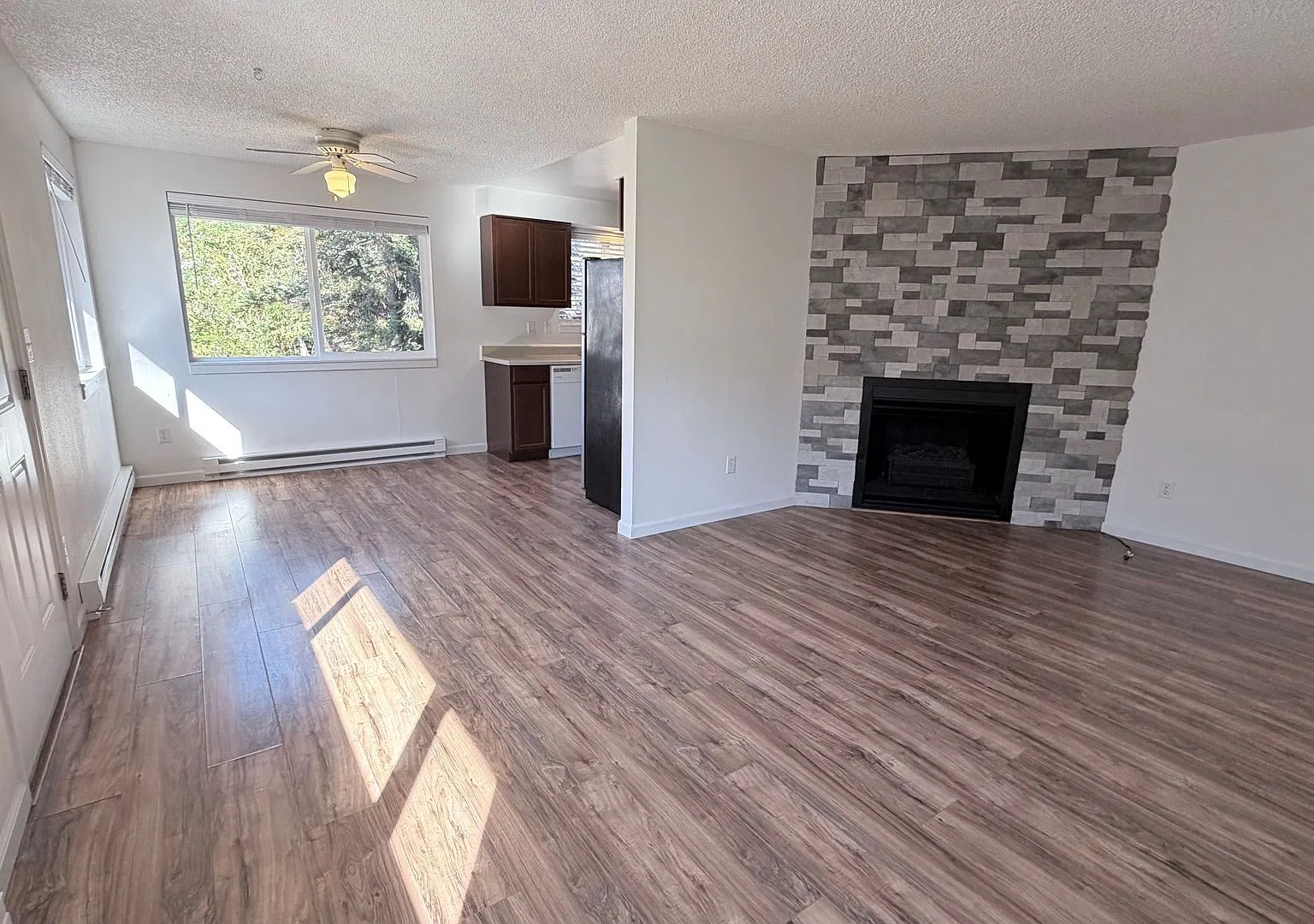 2 bed 1 bath available now in the up & coming Perry District — Photo 3