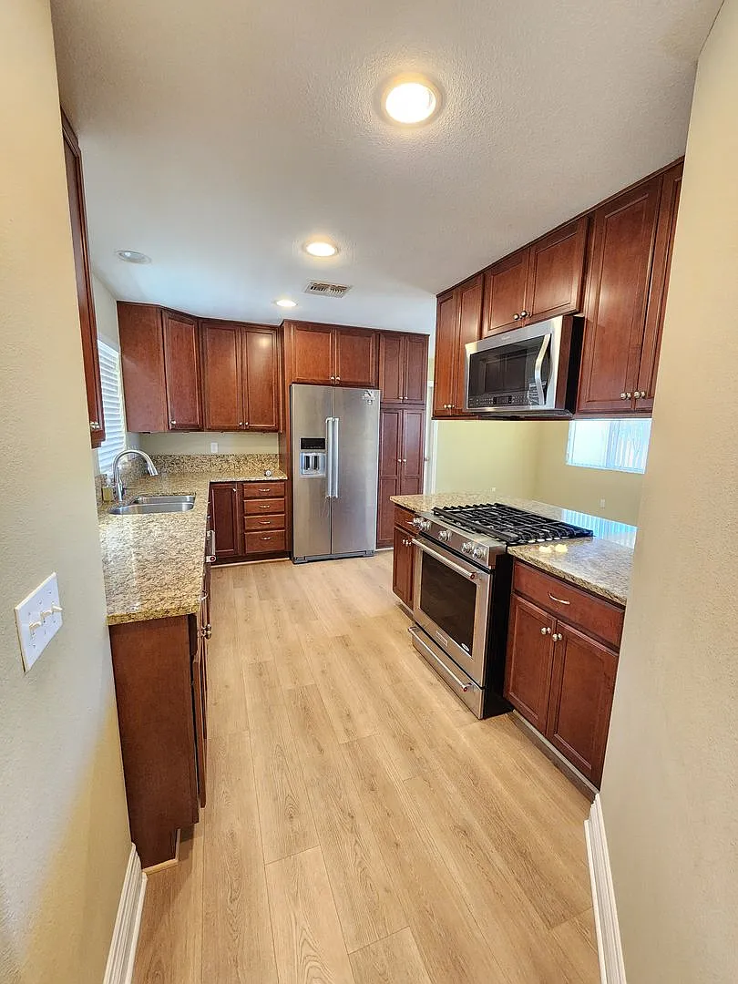 Copper Hills 4 Bedroom home with 3 car garage. — Photo 4