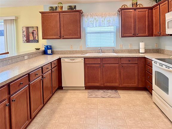 4th image of 2000 Goldenrod Ct