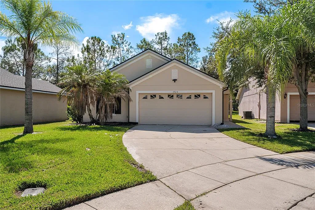 3 bed, 2.0 bath, 1405 sqft, $2,300 — Photo 2