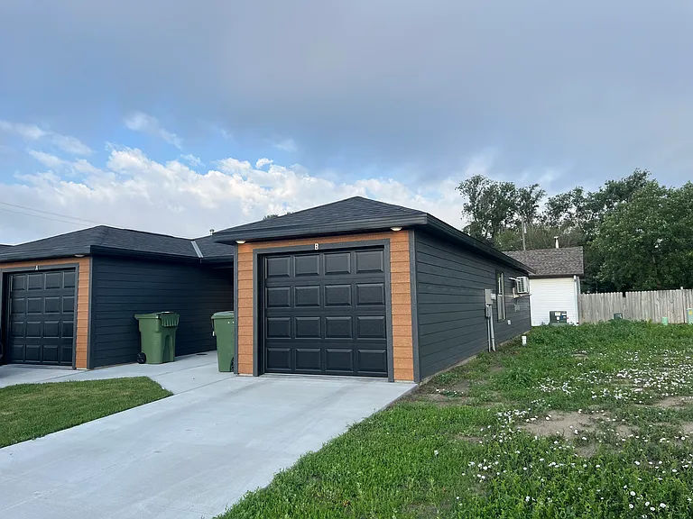 2204 E 34th St — Photo 5