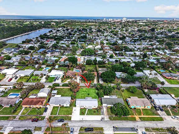 3rd image of 19035 SE Southgate Drive