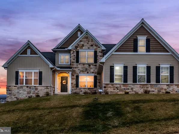 2002 N Fall Harvest Dr, Mechanicsburg, PA 17055