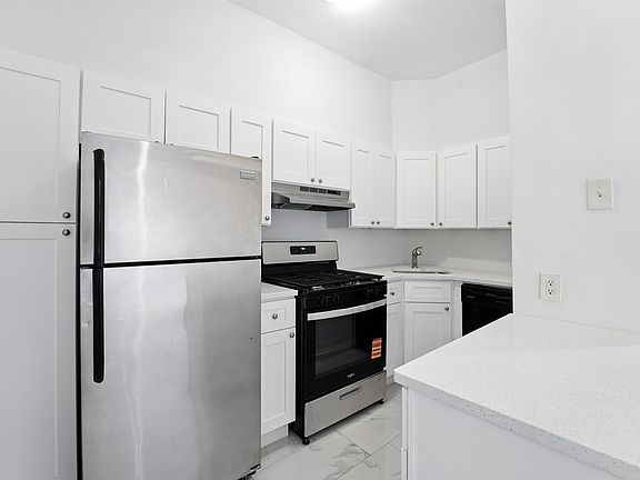 3rd image of 136A Clendenny Ave #2