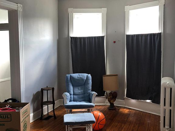 Living Room (1 of 2)