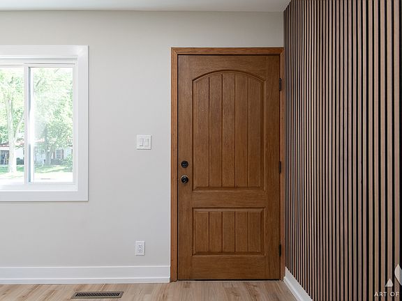 3rd image of 916 Mulberry Ln