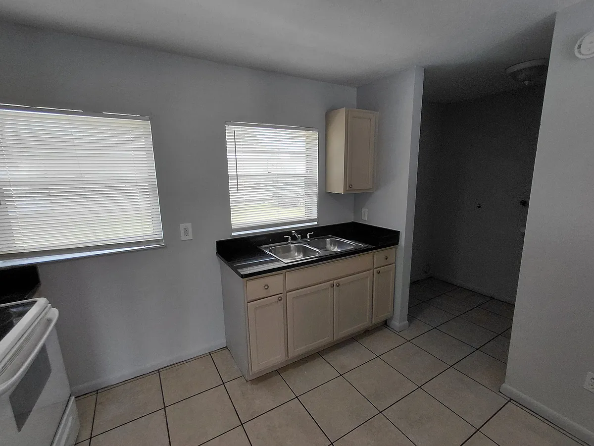 Building Photo - 1220 Avenue L #A