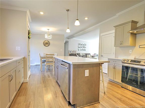 5th image of 124 Diamond Square Rd