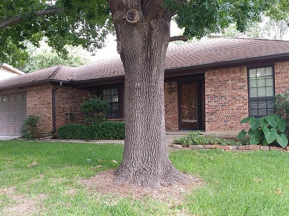 2nd image of 121 NE Alsbury Blvd
