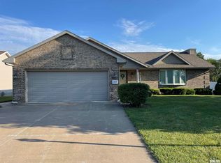 5926 W Charleston Ct, Peoria, IL 61607