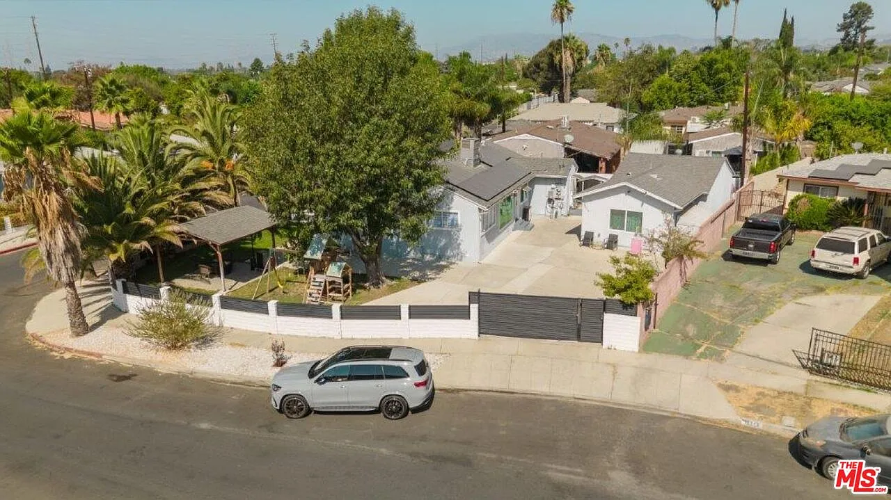4 bed, 3.0 bath, 2223 sqft, $5,500 — Photo 2