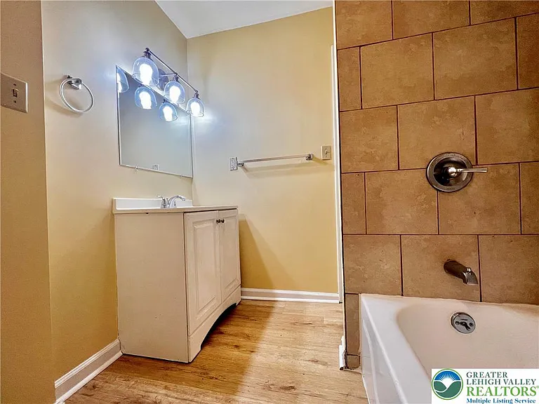 2404 Northwood Ave — Photo 14