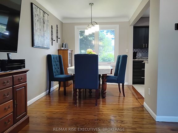 5th image of 165 Elizabeth Dr