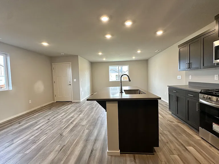 602 Pickering Ln — Photo 5