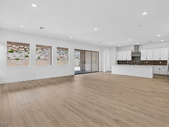 5th image of 378 Tigullio Ave