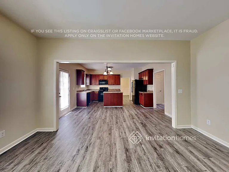 2450 Freemont St — Photo 7