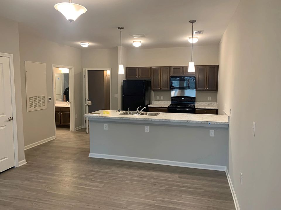 1st image of 258 S Pleasantburg Dr #1B-1Ba-752Sqft