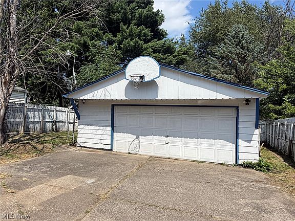 3rd image of 2544 Gilbert Ave NE