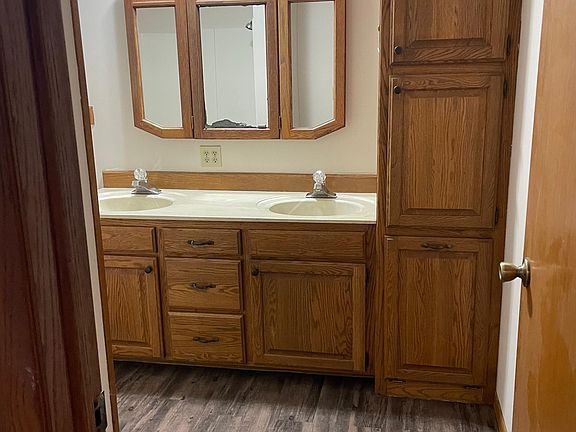 2nd image of 631 W Park Ave