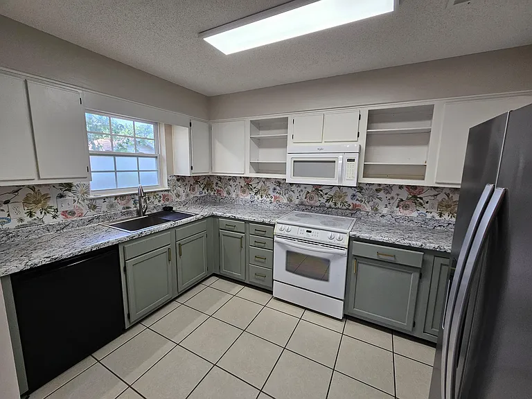 2219 Calle De Cantabria — Photo 10