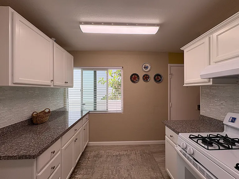 500 Glenwood Cir #122 — Photo 3