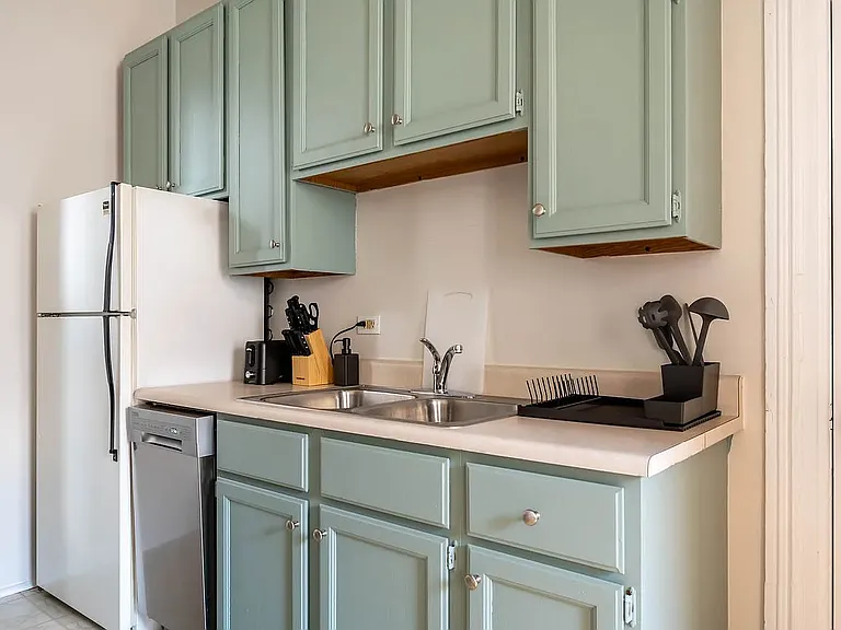2345 N Bosworth Ave #1R — Photo 6