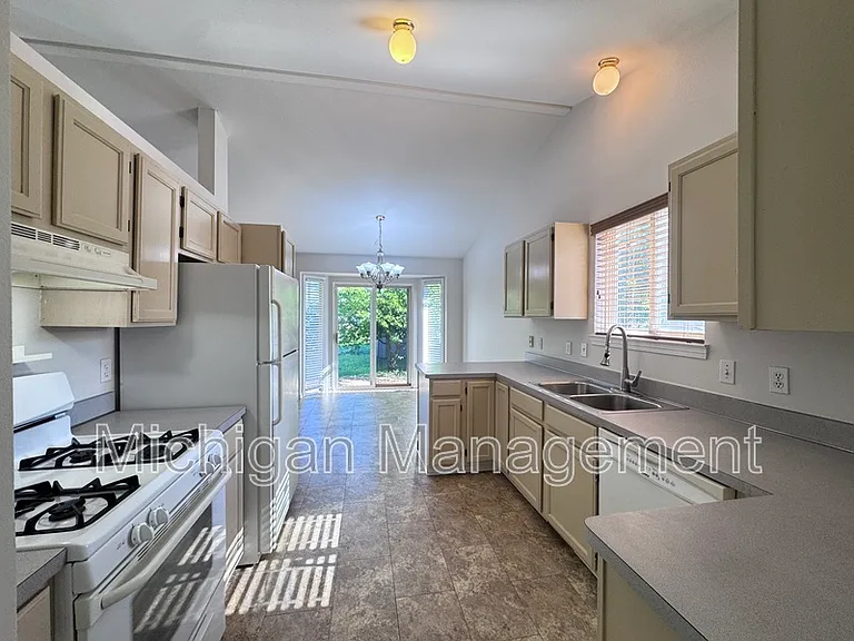 173 Algansee Dr — Photo 15