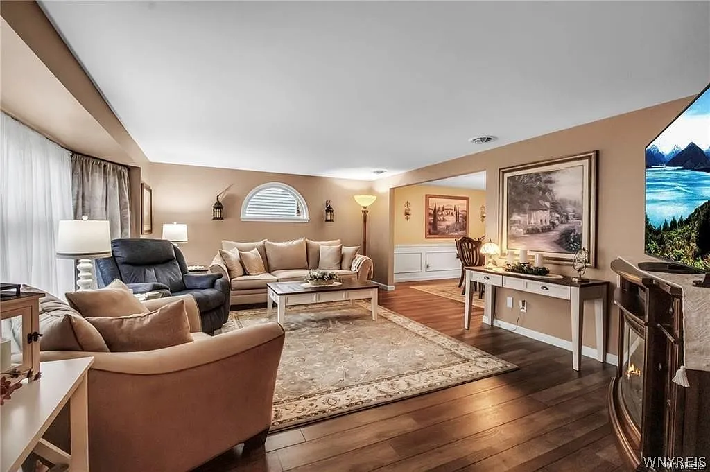 4 bed, 2.5 bath, 2538 sqft, $4,000 — Photo 3